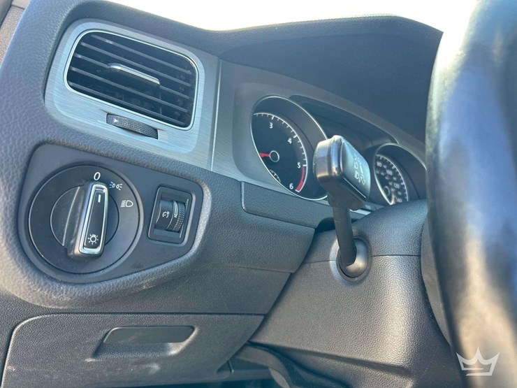 2015-volkswagen-golf-sportwagen-hatchback-image-15