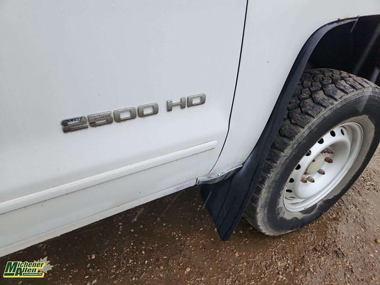 2015-chevrolet-silverado-2500hd-image-19
