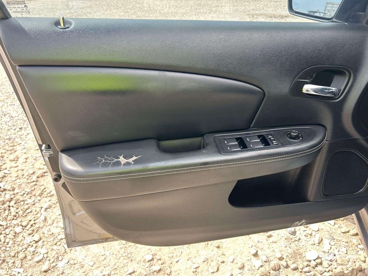 2014-dodge-avenger-sedan-image-14