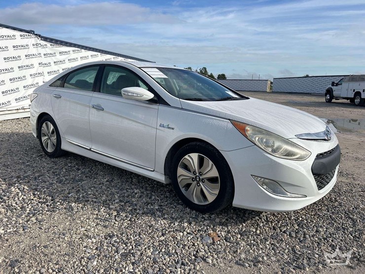 2013-hyundai-sonata-hybrid-sedan-image-2