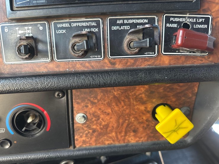 2016-kenworth-t800-image-33