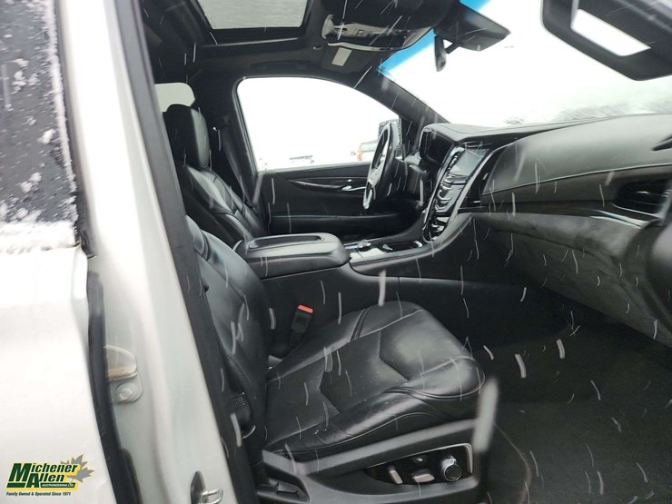 2016-cadillac-escalade-image-33