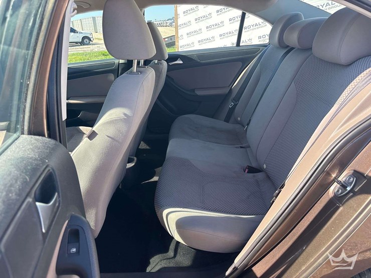 2013-volkswagen-jetta-sedan-image-17