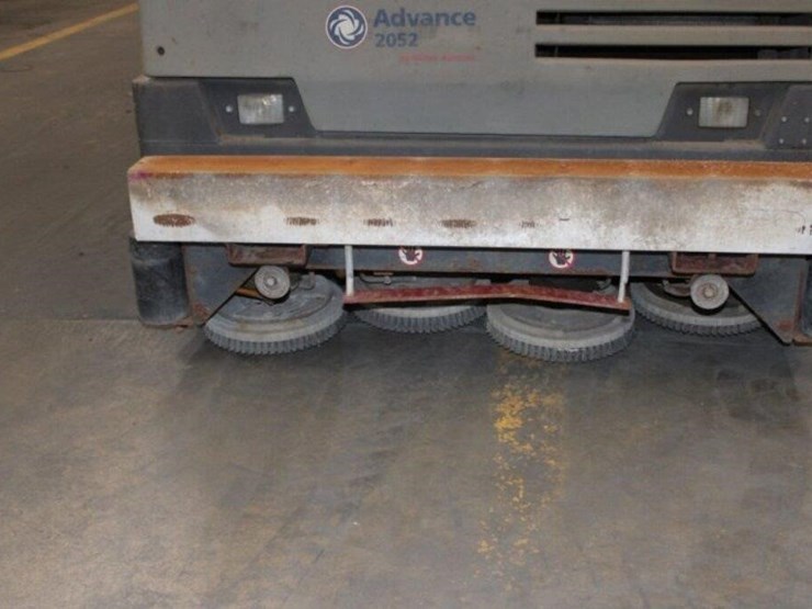 nilfisk-advance-floor-scrubber-image-8