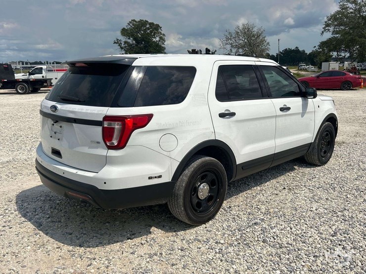 2016-ford-explorer-image-3