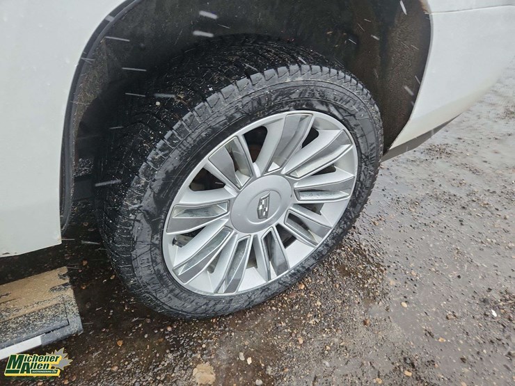 2016-cadillac-escalade-image-22