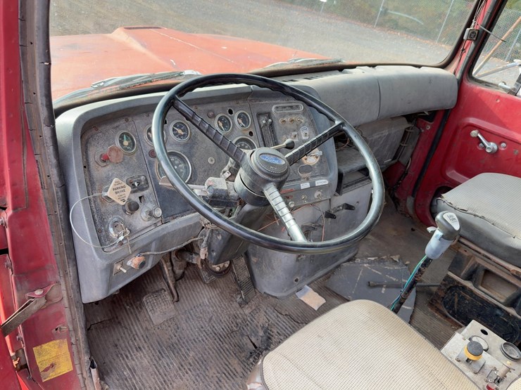 1985-ford-9000-image-30