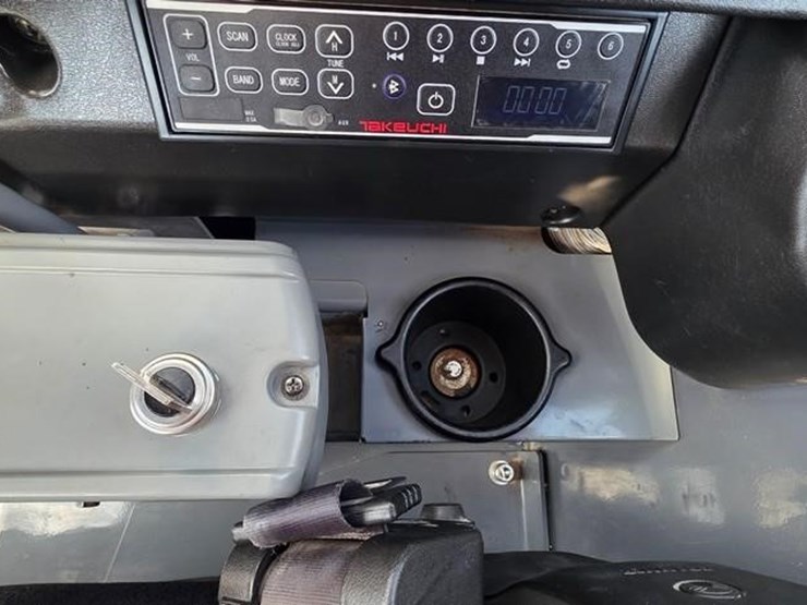 2023-takeuchi-tb240-image-65