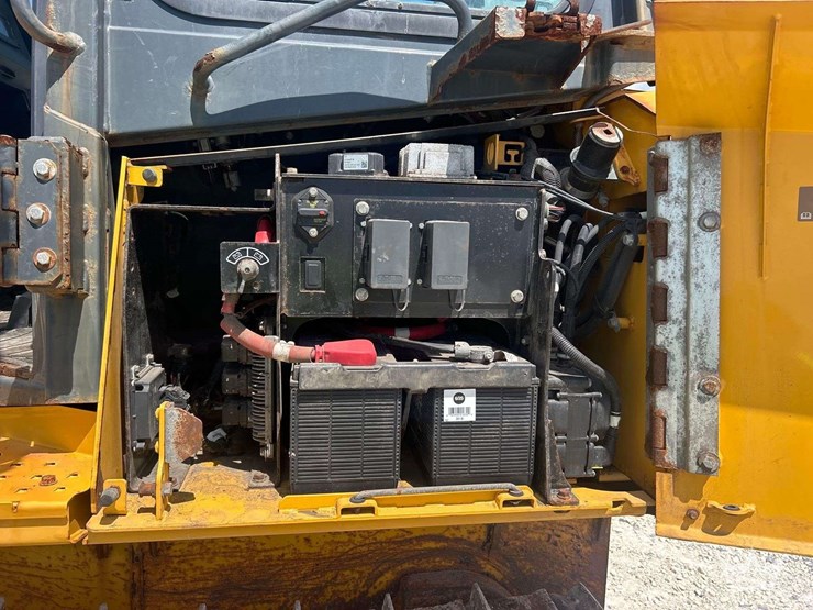 2020-deere-700k-lgp-image-13