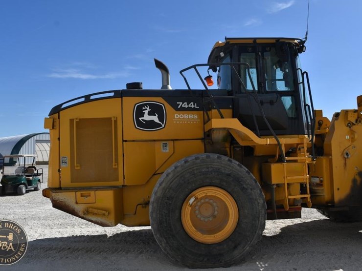 2021-deere-744l-image-24