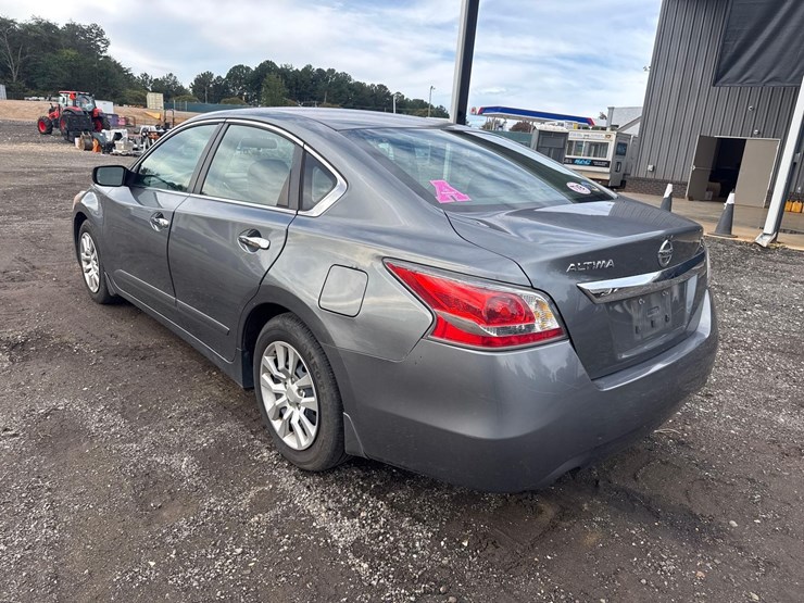 2015-nissan-altima-passenger-car-image-4