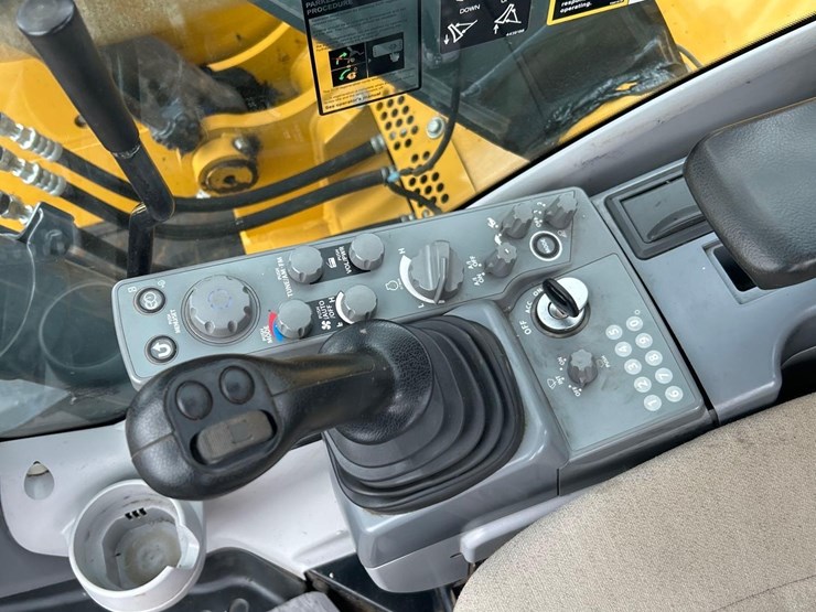 2023-deere-135-p-tier-image-45