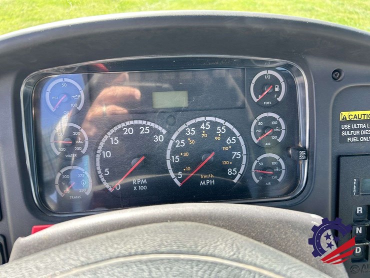2008-freightliner-m2-106-image-63