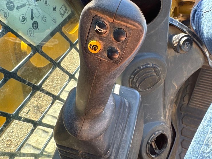 2022-caterpillar-259d3-image-27