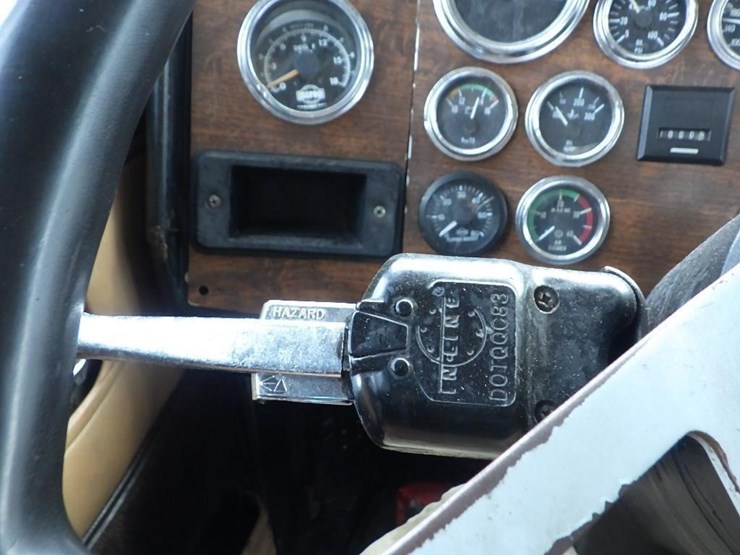 1990-peterbilt-379-image-37