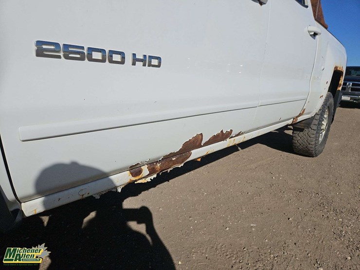 2015-chevrolet-silverado-2500hd-lt-image-32