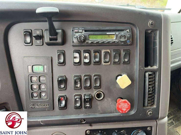 2014-freightliner-114sd-image-25