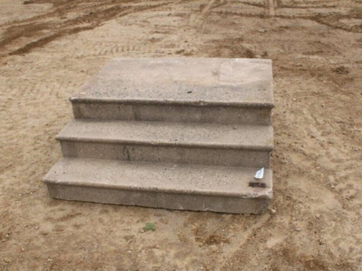 concrete-steps-approx.-65"x60"x22"-image-1