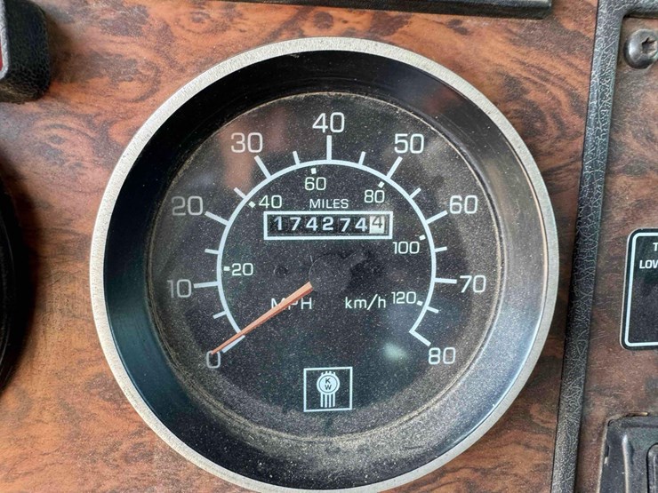 2001-kenworth-t300-image-27