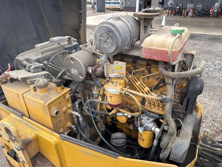 2020-caterpillar-cb34b-image-15
