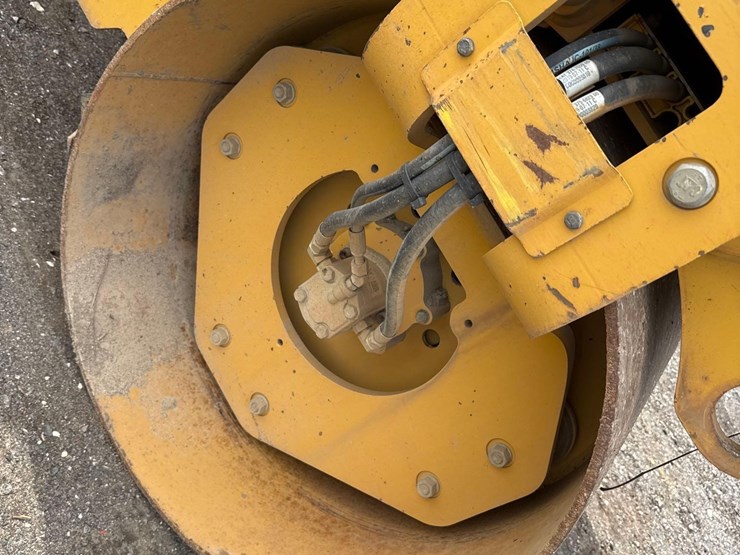 2020-caterpillar-cb34b-image-22