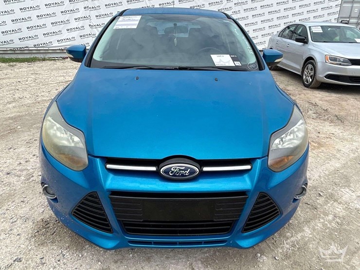 2013-ford-focus-hatchback-image-25