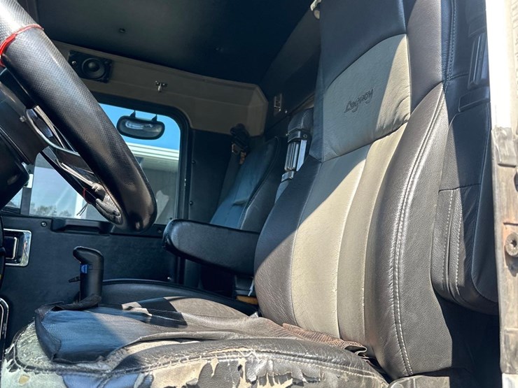 2016-kenworth-t800-image-24