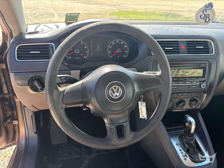 2013-volkswagen-jetta-sedan-image-12