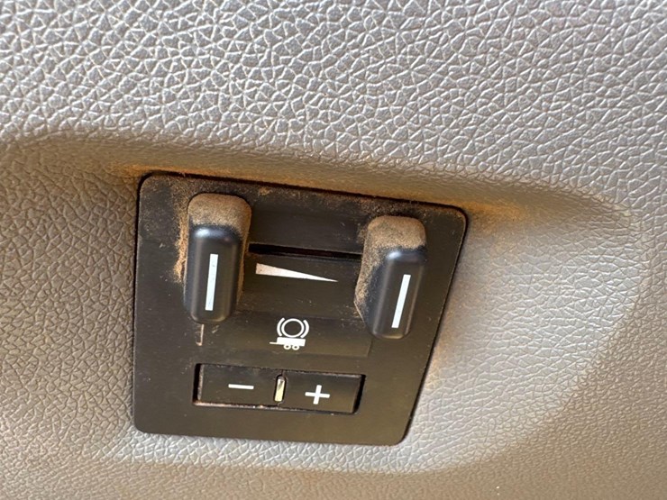 2012-chevrolet-silverado-2500hd-image-24