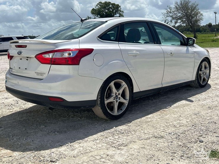 2014-ford-focus-sedan-image-3