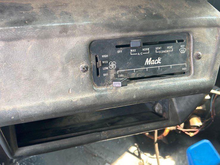 1996-mack-rd690s-image-14