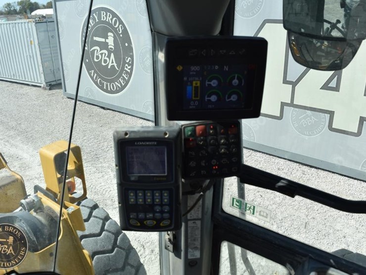 2021-deere-744l-image-60
