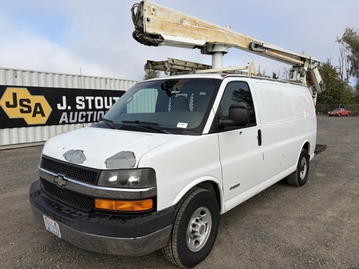 2004-chevrolet-express-bucket-van-image-1