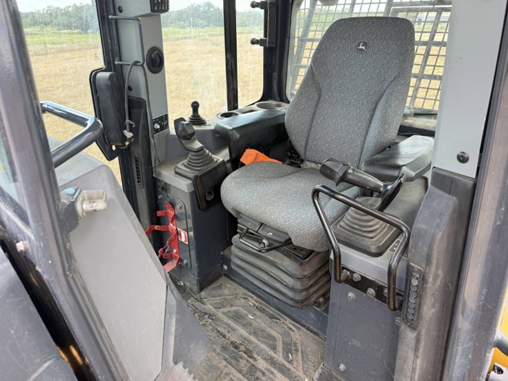 2023-deere-750l-xlt-image-16