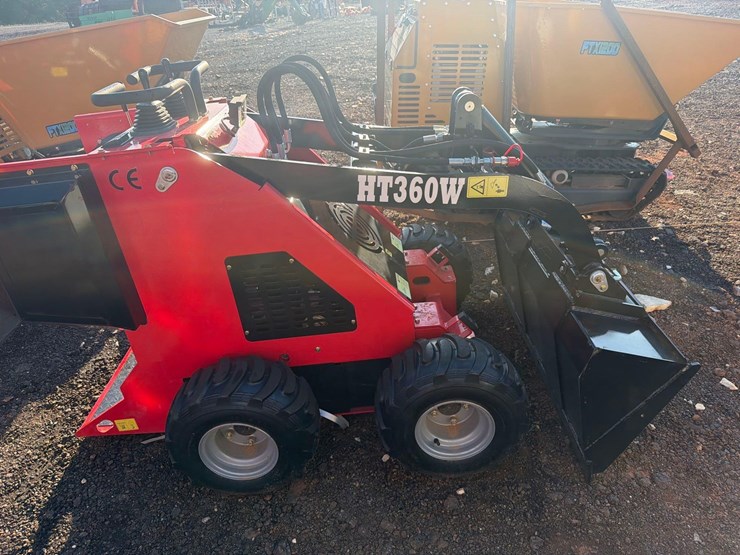 new-wheeled-mini-skid-steer-ht360-image-1