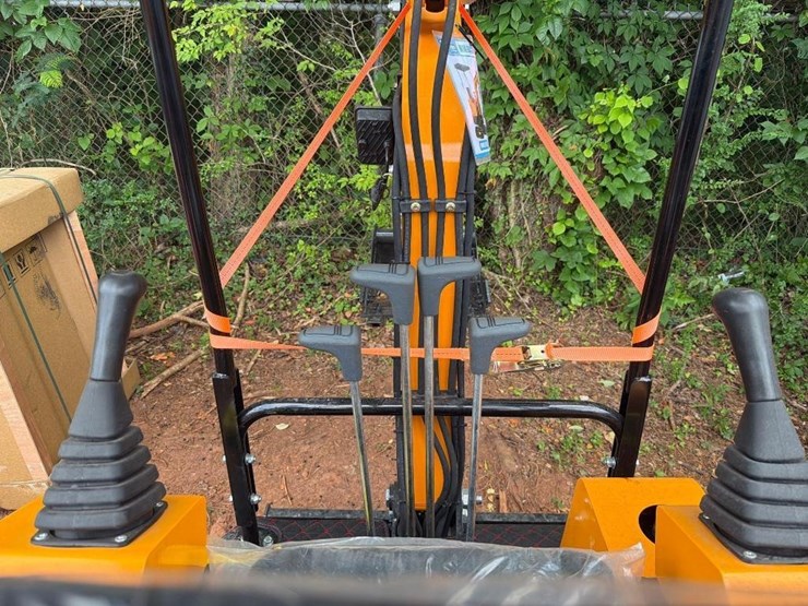 2026-future-15-mini-excavator-image-6