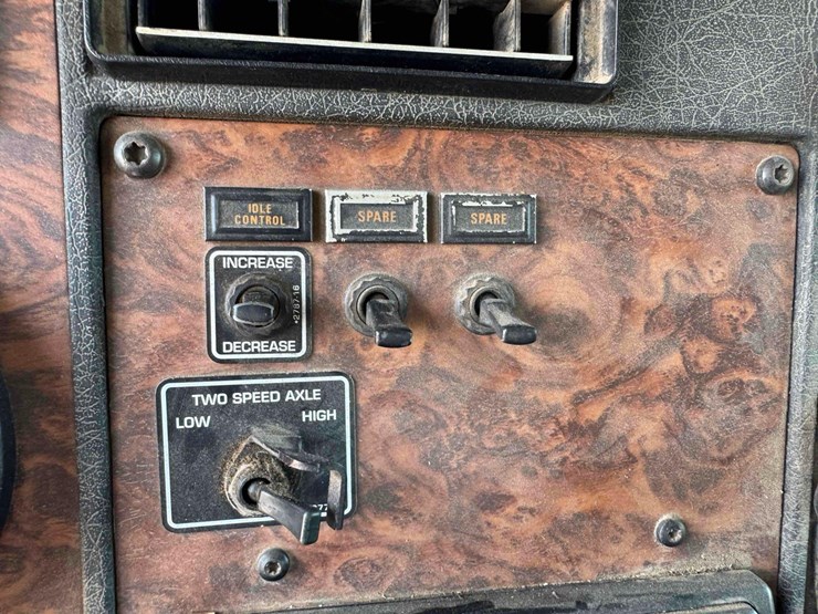 2001-kenworth-t300-image-26