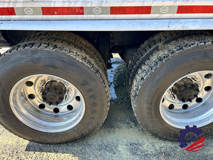 2016-peterbilt-367-image-21
