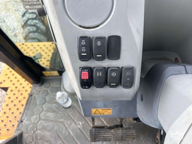 2015-caterpillar-420f2-it-image-16