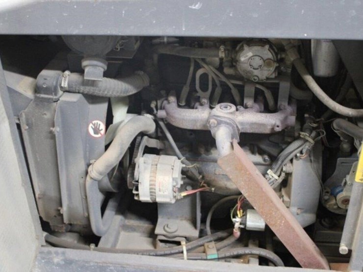 nilfisk-advance-floor-scrubber-image-16