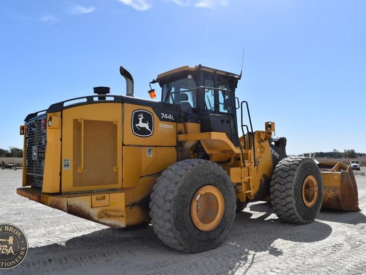 2021-deere-744l-image-23