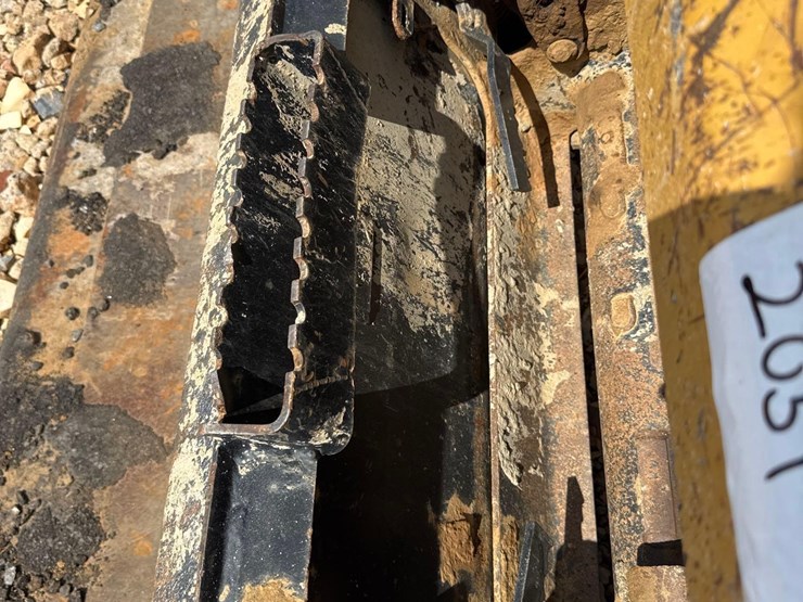 2019-caterpillar-249d-image-13