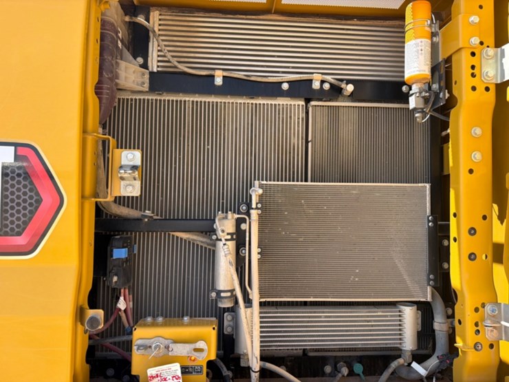 2020-caterpillar-330-image-10