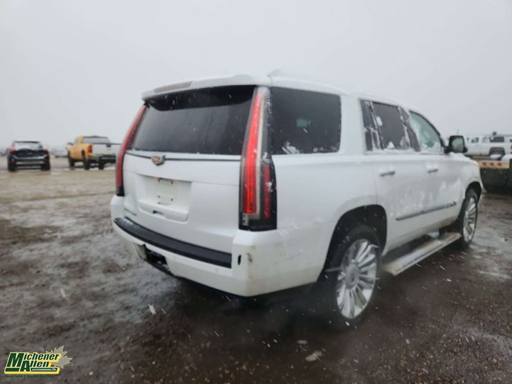 2016-cadillac-escalade-image-4