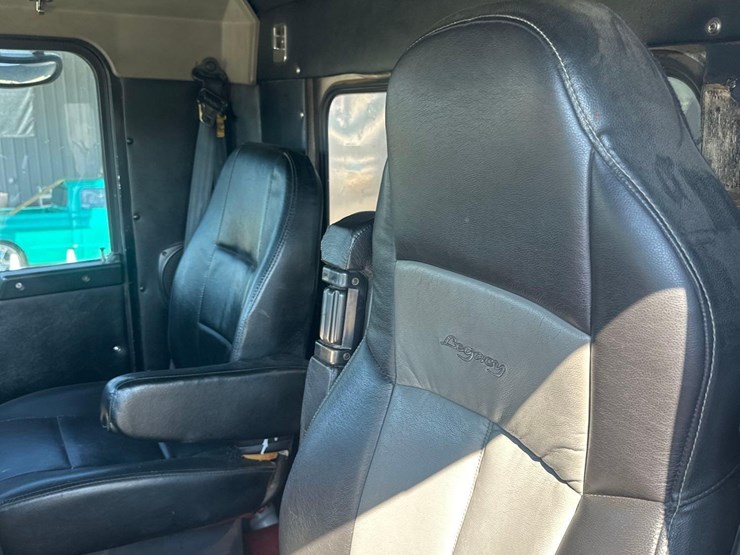 2016-kenworth-t800-image-27