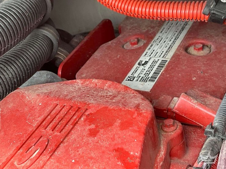 2010-freightliner-m2-106-image-10