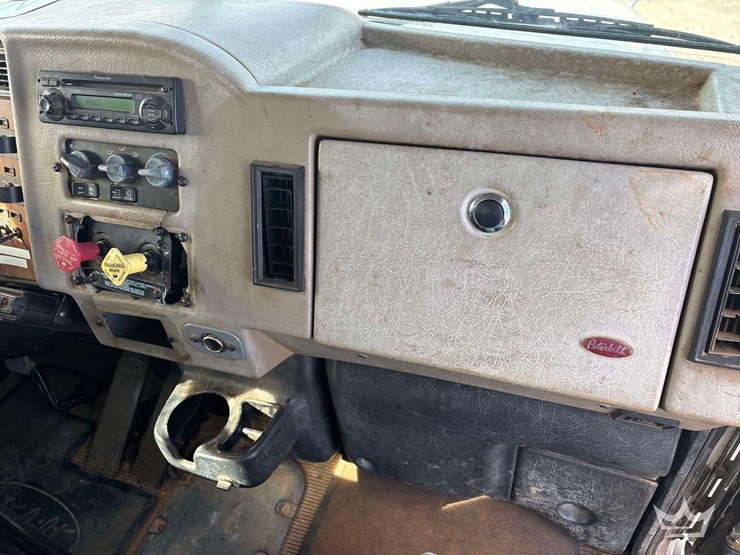 2008-peterbilt-335-image-23