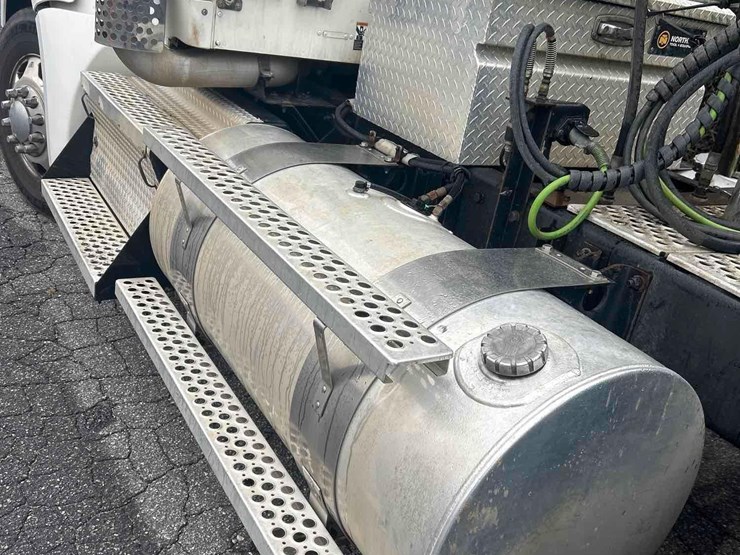 2018-kenworth-t880-image-15