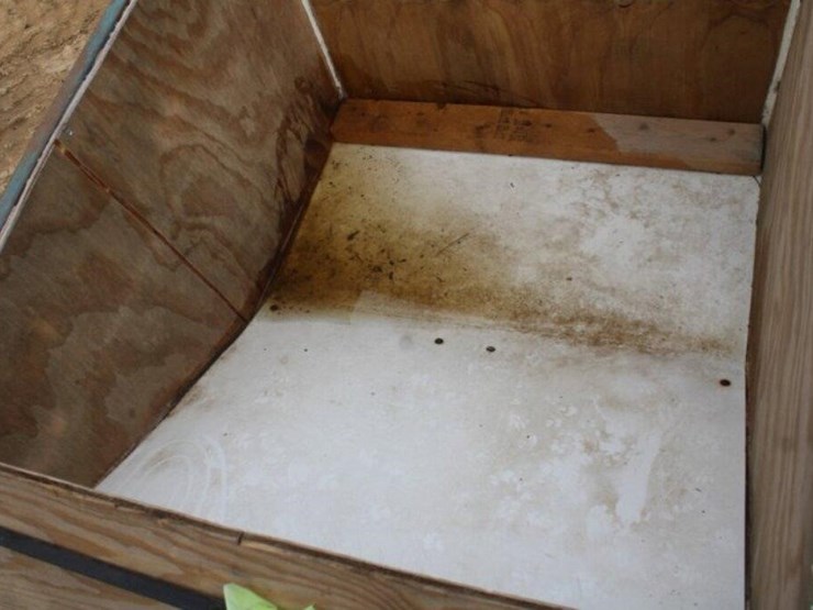 45"-x-36''-x-33"-homemade-livestock-feeder-box-image-6