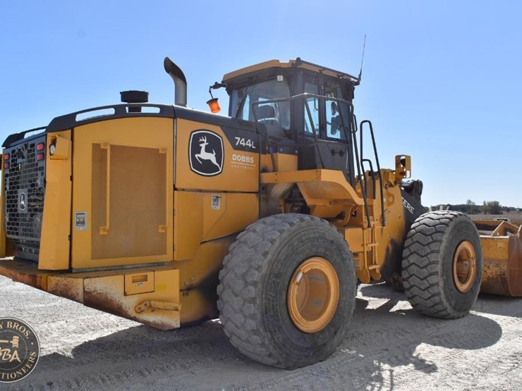 2021-deere-744l-image-8